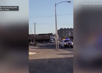 서부 텍사스에서 화물열차, 트레일러 충돌 후 탈선 … “2명 사망, 3명 부상”